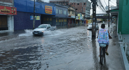 Estrada dos Remédios, em Afogados, completamente alagada após dia de chuva no Recife