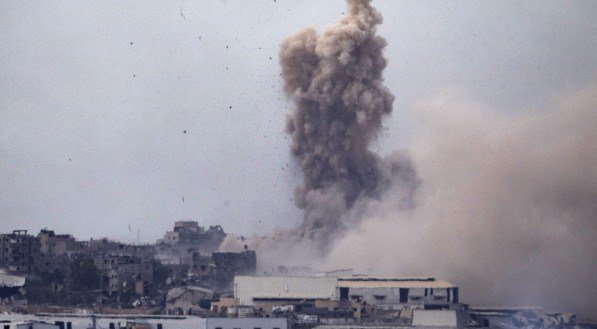 Tanques de Israel entram no centro de Rafah pela primeira vez