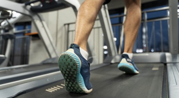 Pessoa correndo na esteira, uma das formas mais tradicionais de realizar o cardio na academia. 