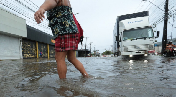 Chuvas causam alagamentos no Grande Recife