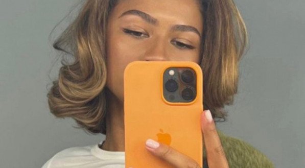 Zendaya exibe o novo corte de cabelo, o bob, em suas redes sociais.