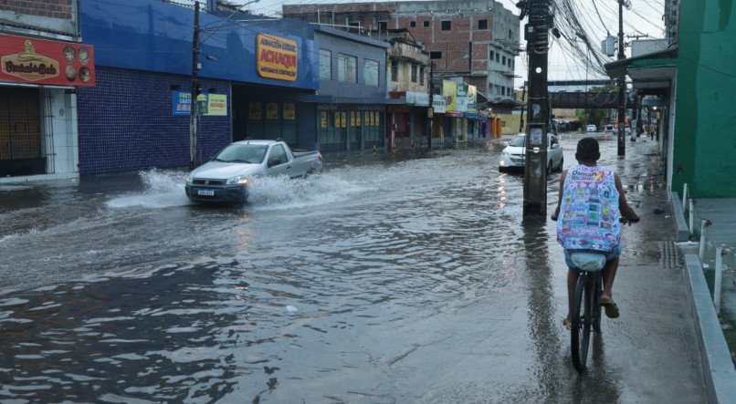Estrada dos Rem&eacute;dios, em Afogados, completamente alagada ap&oacute;s dia de chuva no Recife