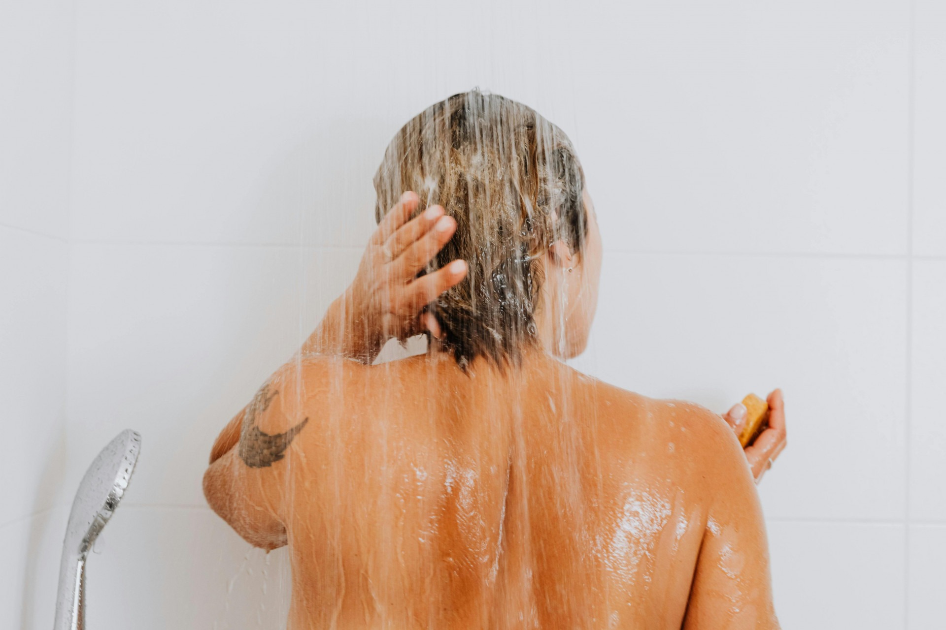 Imagem Ilustrativa de mulher lavando o cabelo.