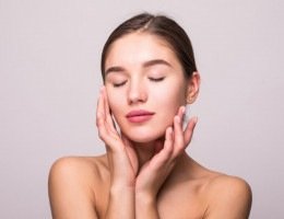 6 massagens faciais que ajudam a firmar a pele e suavizar linhas