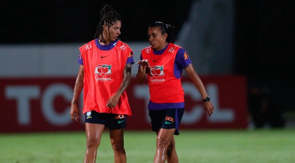 Cristiane e Marta durante treino no Arruda