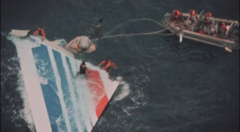 Trecho da série documental ‘Rio-Paris - A Tragédia do voo 447’ mostra destroços d o avião.
