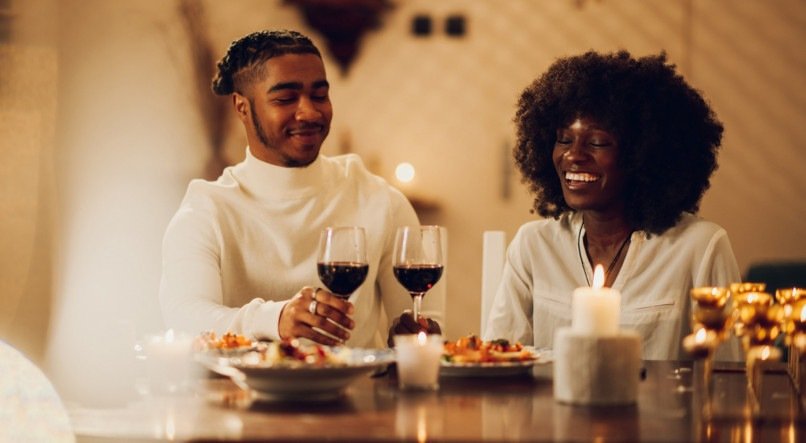 Casal em jantar do Dia dos Namorados