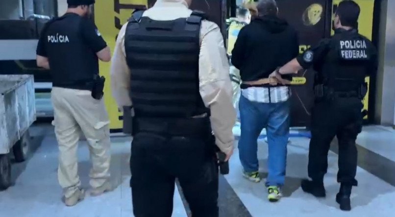 Rei da Maconha chegando no Aeroporto Guararapes, em Pernambuco