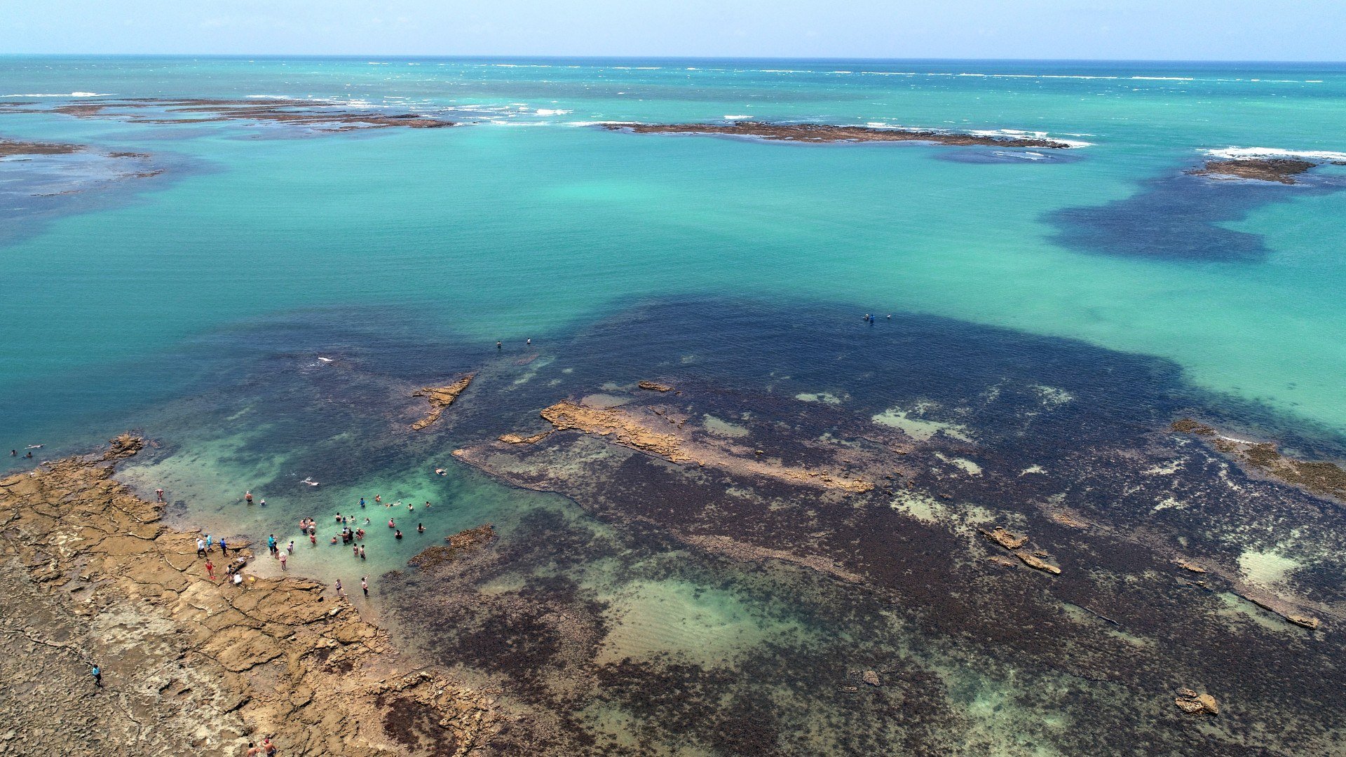 Na imagem, vista aérea das piscinas naturais na bancada de corais (arrecifes) nas redondezas da praia de Guadalupe 