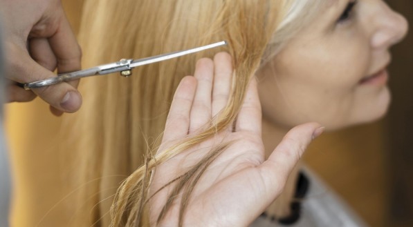Imagem de mulher cortando o cabelo no salão de beleza
