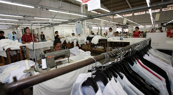 A indústra de confecções no Brasil supre mais de 90% do mercado de roupas usadas pelos consumidores.