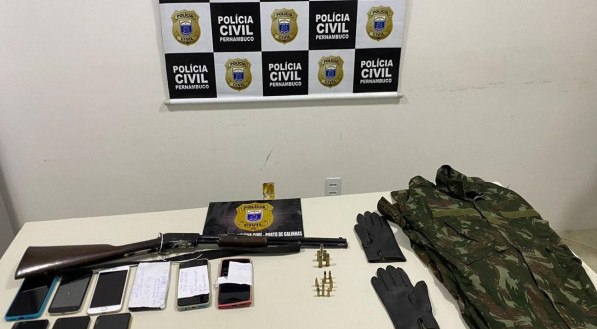 Espingarda, munições e celulares foram apreendidos com suspeitos de roubo em Porto de Galinhas
