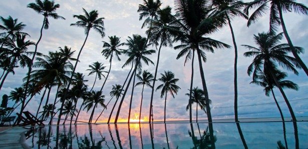 Na imagem, um deslumbrante pôr do sol refletido nas águas na Praia de Guadalupe