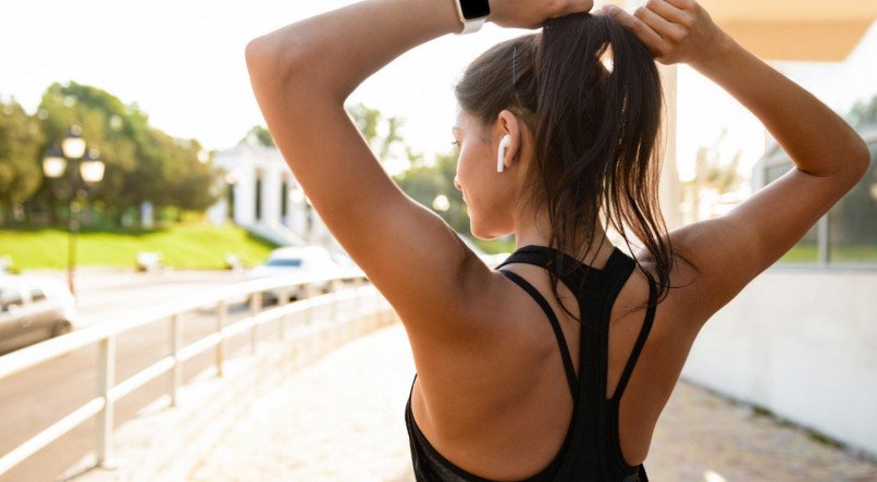 Imagem de mulher se preparando para fazer exerc&iacute;cios f&iacute;sicos