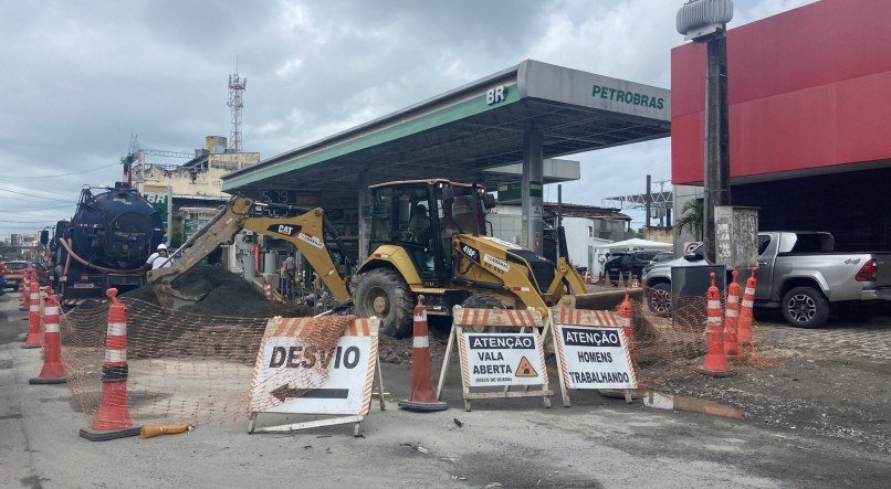 Obras da BRK, contratada pela Compesa, na Rua Jean Émile Favre, no Ipsep