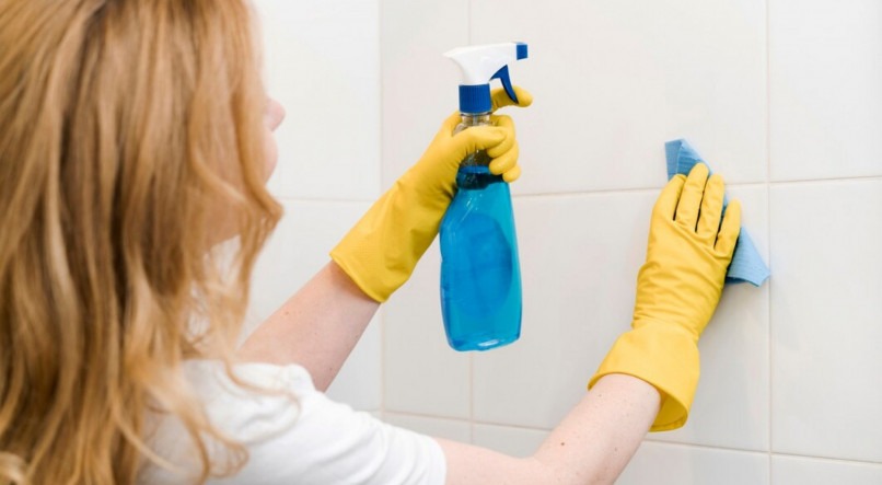 Imagem ilustrativa de mulher mostrando como limpar azulejos