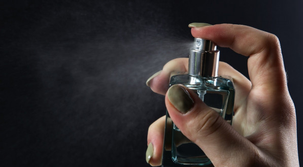Confira 5 perfumes femininos nacionais que s&atilde;o ideiais para usar &agrave; noite.