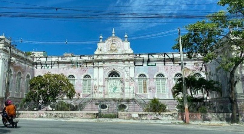 Antiga sede do Liceu de Artes e Ofícios abandonada