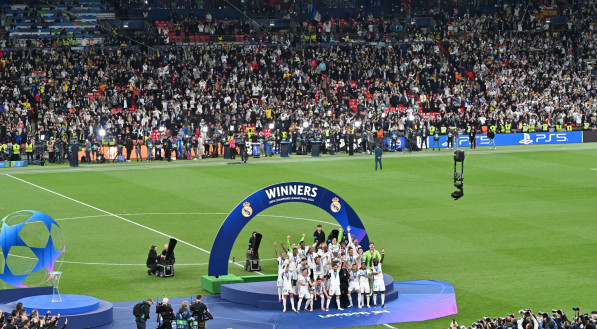 Real Madrid levantando a taça da Champions League