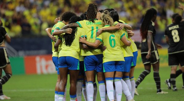 Imagem da seleção brasileira feminina enfrentando a Jamaica em amistoso na Arena de Pernambuco