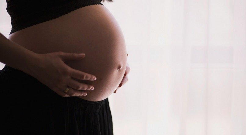 Imagem ilustrativa de uma mulher grávida segurando sua barriga