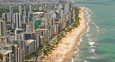 Terrenos de marinha são cobrados  em dezenas de municípios do Brasil.


