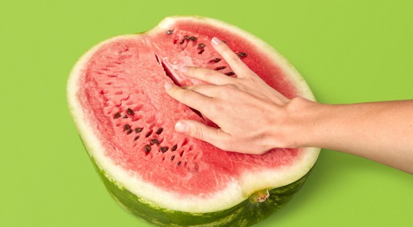 Imagem ilustrativa de melancia simulando masturbação