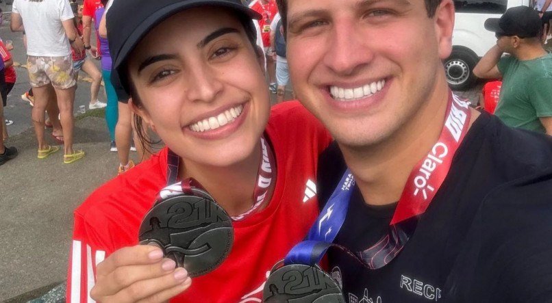 João Campos e Tabata Amaral em clima de alegria, após concluírem a prova de meia maratona no Rio de Janeiro