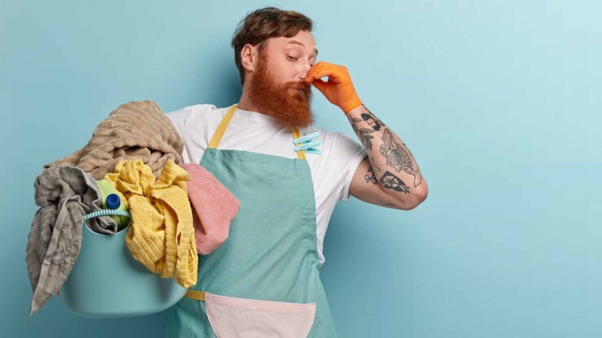 Imagem ilustrativa de homem se preparando para lavar roupa encardida e suja