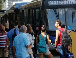 Imagem ilustra ônibus de São Paulo com passageiros na frente; categoria de motoristas e outros profissionais planejam greve nesta semana