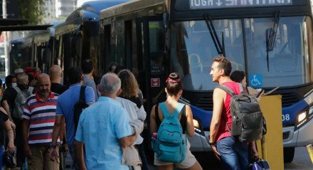 Imagem ilustra ônibus de São Paulo com passageiros na frente; categoria de motoristas e outros profissionais planejam greve nesta semana