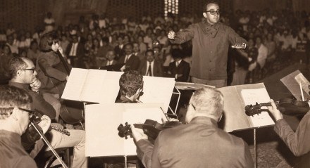 Clóvis Pereira regendo a Orquestra Armorial, em evento em Caruaru