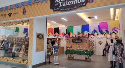 Na loja Artesanato de Talentos, do RioMar Recife, são comercializados roupas, acessórios e adereços temáticos produzidos por 19 artesãs e artesãos do Pina e Brasília Teimosa
