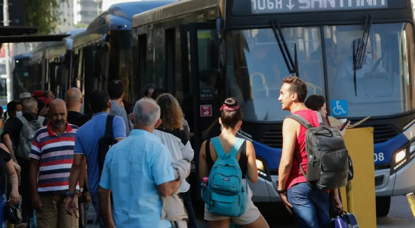 Imagem ilustra ônibus de São Paulo com passageiros na frente; categoria de motoristas e outros profissionais planejam greve nesta semana
