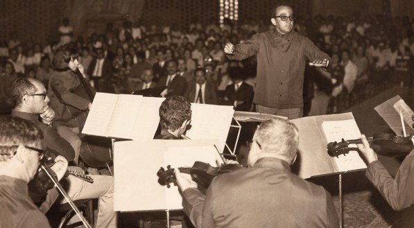 Clóvis Pereira regendo a Orquestra Armorial, em evento em Caruaru