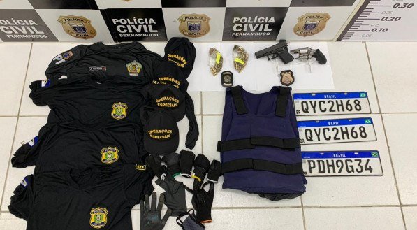 Fardas da Polícia Civil, armas de fogo e joias foram apreendidas 