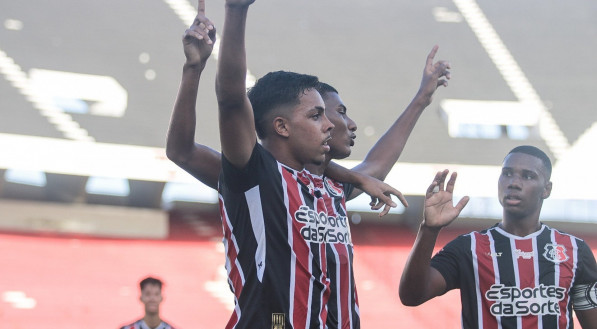 Atletas da base do Santa Cruz celebram vitória no Campeonato Pernambucano sub-20