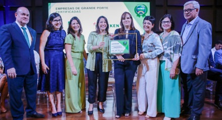 Denielly Halinski, gerente de Marketing do RioMar Recife, e Thayara Paschoal, gerente de Sustentabilidade do Grupo JCPM, receberam a premiação