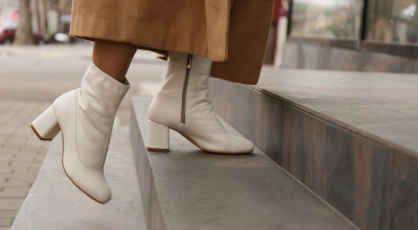 Imagem de mulher usando bota branca, uma das tendências da moda outono inverno