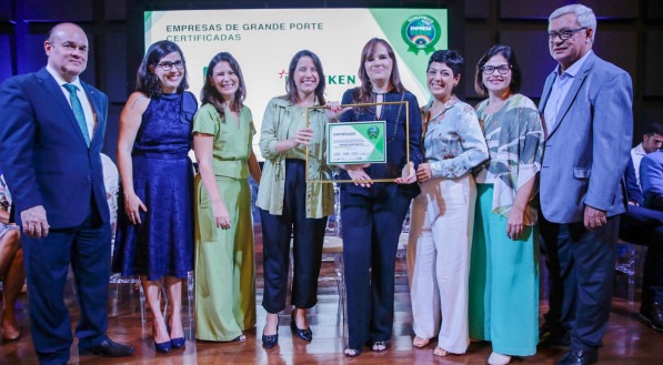 Denielly Halinski, gerente de Marketing do RioMar Recife, e Thayara Paschoal, gerente de Sustentabilidade do Grupo JCPM, receberam a premiação