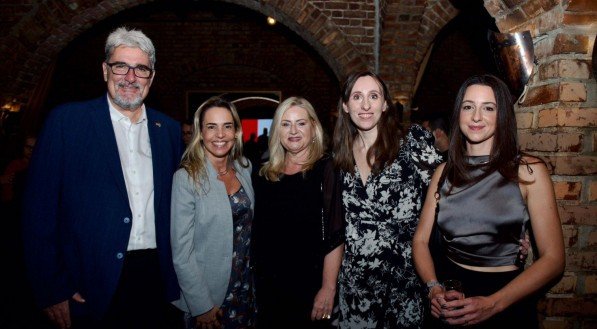 O cônsul da Alemanha Johannes Bloos, a vice-prefeita Isabella de Roldão as cônsules italianas Maria Salamandra e Nicoletta e Eva Sebastiani, em encontro diplomático