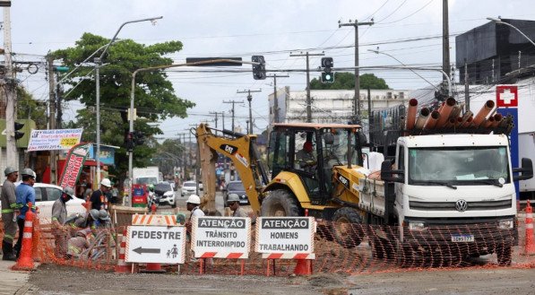Compesa suspende obra de esgoto por 10 dias no Ipsep para atender solicitação dos comerciantes
