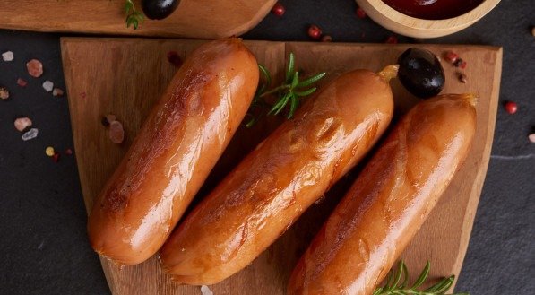 Salsicha caseira feita de forma fácil.
