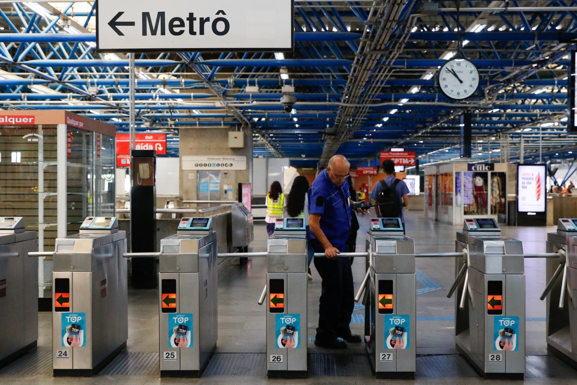 Imagem ilustra homem no Metr&ocirc; 
