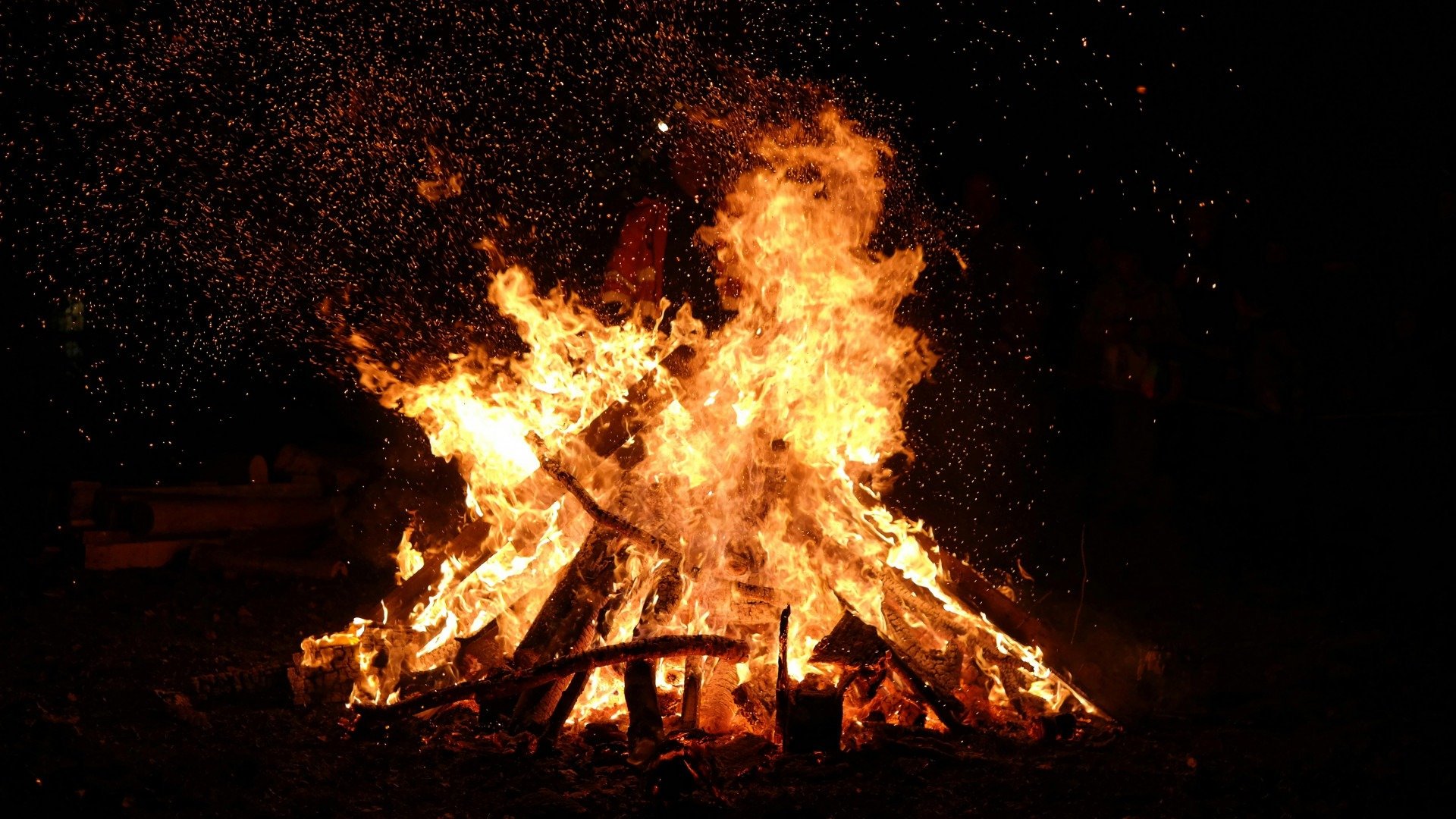 Imagem de fogueira, que faz parte da tradi&ccedil;&atilde;o das festas juninas.