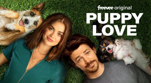 Imagem do cartaz do filme "Puppy Love", com um casal deitado na grama com dois cachorros