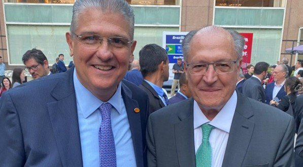 Na China, Guilherme Coelho e Alckmin fecham venda de uva do São Francisco