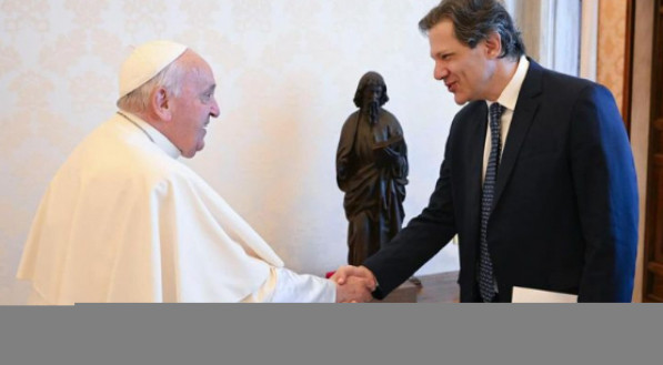 Foto do ministro Fernando Haddad apertando a m&atilde;o do papa Francisco no Vaticano