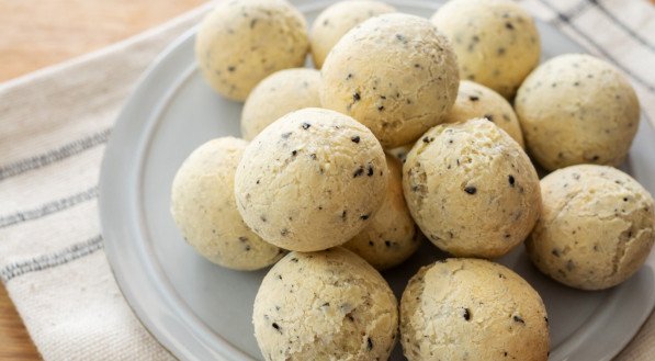 Imagem de pão de queijo fit com cúrcuma e sementes 