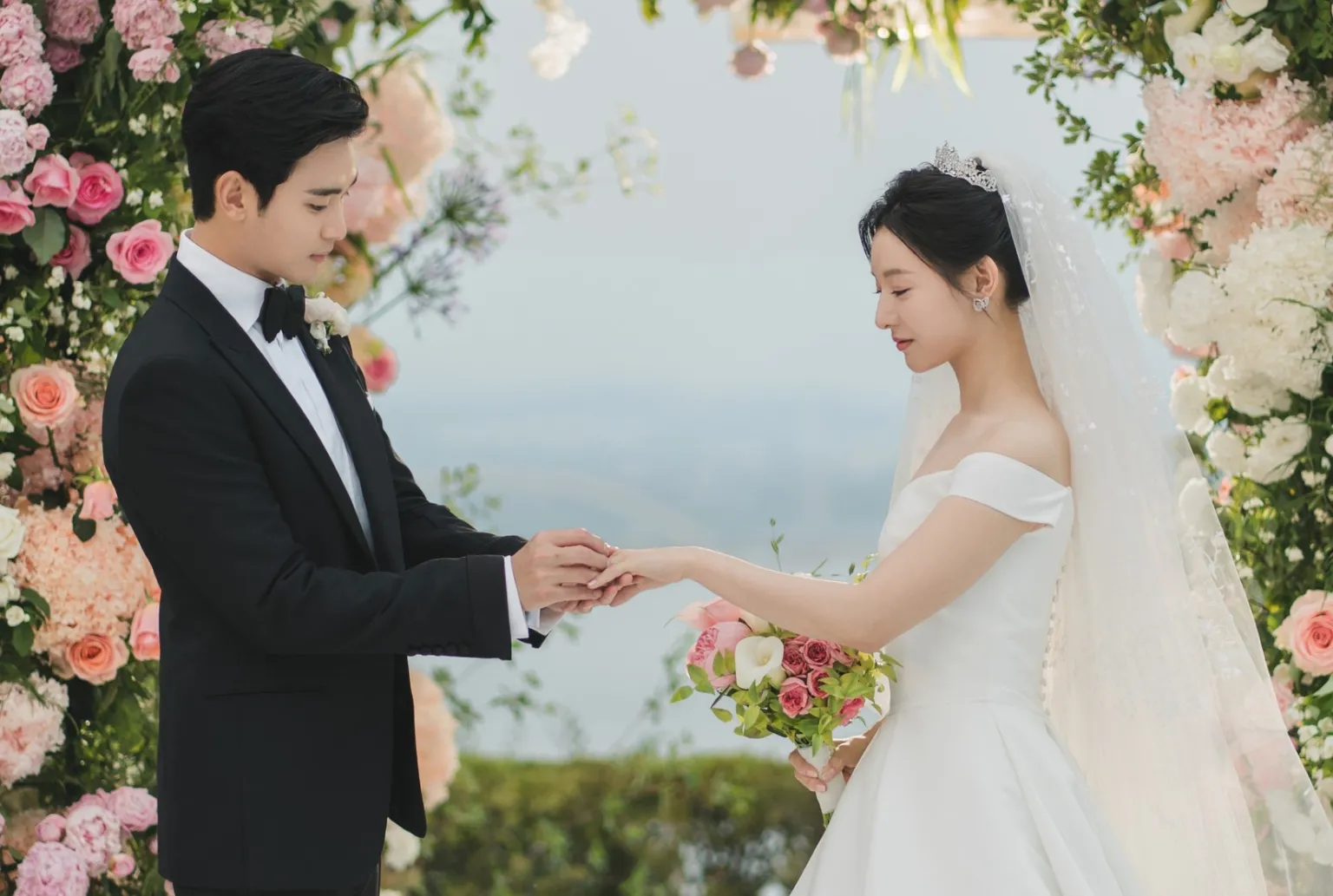 Imagem de Kim Soo-hyun e Kim Ji-Won em cena no dorama Rainha das Lágrimas